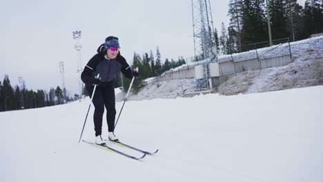Glücklicher-Skifahrer-In-Einer-Zeitlupenaufnahme-Mit-Weitwinkelaufnahme