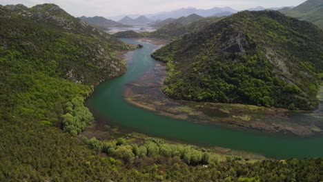 Luftaufnahmen-Fangen-Den-Atemberaubenden-Blick-Auf-Die-Hufeisenförmige-Flussbiegung-In-Pavlova-Strana,-Montenegro,-Ein