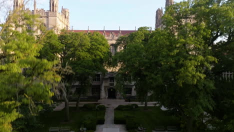 Aerial-rising-view-of-students-on-the-yard-of-the-University-of-Chicago,-sunset-in-USA