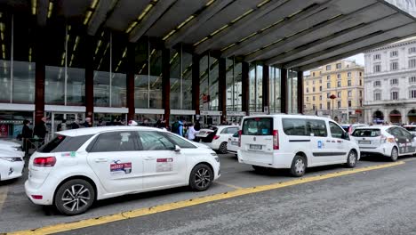 Schlange-Weißer-Taxis-Vor-Dem-Bahnhof-Termini-In-Rom,-Die-Darauf-Warten,-Passagiere-Abzuholen