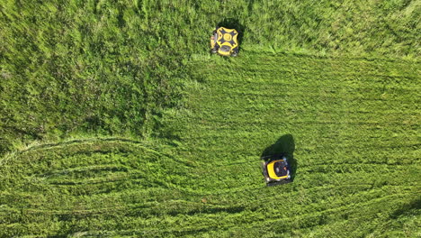 Luftaufnahme-Von-Oben-Nach-Unten-Von-Zwei-Roboter-Rasenmähern-Im-Grasland-An-Einem-Sonnigen-Sommertag