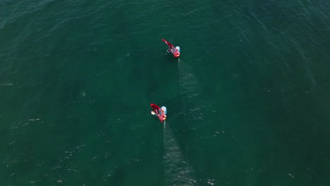Windsurfistas-Iqfoil-Navegando-A-Alta-Velocidad-En-La-Costa-Mediterránea-De-Haifa,-Israel