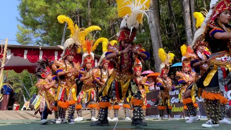 La-Danza-Tradicional-Javanesa-Llamada-&quot;dayakan&quot;-Aparece-Vestida-Con-Trajes-Coloridos-Y-Accesorios-De-Corona-Peluda