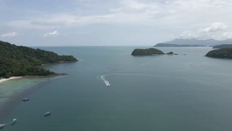 Cruzar-El-Estrecho-De-Malaca-En-Langkawi-Malasia-Para-Recorrer-El-Muelle-De-Botes