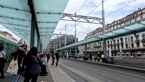 Pendler-Warten-Vor-Dem-Genfer-Bahnhof-Auf-Die-Straßenbahn