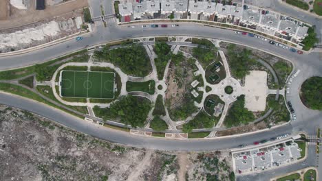 Luftaufnahme-Von-Oben-Nach-Unten-über-Den-Park-Mit-Fußballplatz-In-Playa-Del-Camen