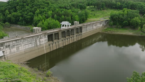 Establishing-view-of-Nimrod-Dam,-tranquil-nature-scene