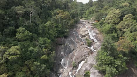 Luftaufnahme:-Spitze-Des-Air-Terjun-Wasserfalls-Auf-Einer-Granitfelswand-In-Malaysia