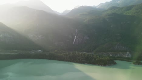 Vista-Aérea-De-La-Costa-De-Howe-Sound-Y-El-Parque-Provincial-De-Shannon-Falls-Sunrise,-Squamish,-Ac,-Canadá