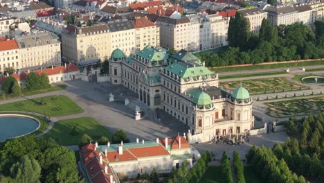 Schloss-Belvedere,-Wunderschöne-Luftaufnahme-Des-Barocken-Museumsgebäudes-Im-Herzen-Der-Stadt-Wien,-Österreich