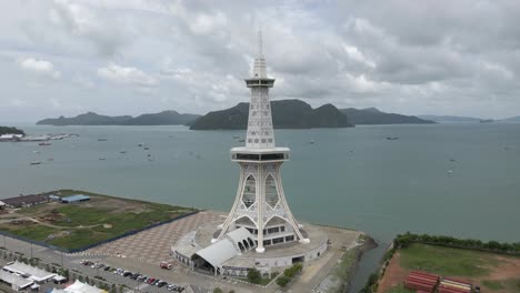 órbitas-Aéreas-Torre-Maha-En-La-Ciudad-Turística-Malasia-De-Kuah,-Langkawi