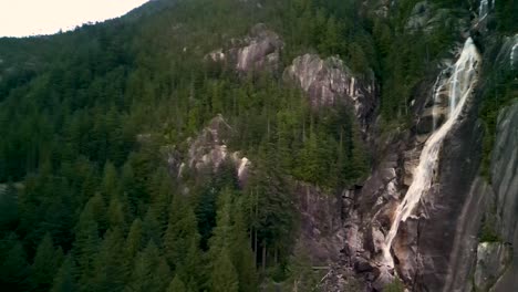 Aerial-flyto-pan-of-Shannon-Falls-waterfall,-Squamish,-BC,-Canada