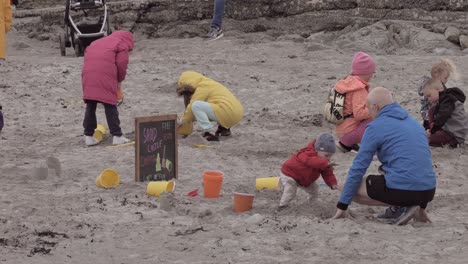 Kinder-Graben-Und-Spielen,-Während-Sie-Am-Ladies-Beach-Am-Kostenlosen-Sandburgenbau-Wettbewerb-Teilnehmen