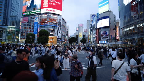 La-Gente-Camina-En-El-Cruce-De-Shibuya-Scramble