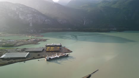 Luftaufnahme-Des-Holzfällerhafens-Von-Squamish-Und-Der-Shannon-Falls,-Morgen,-Squamish,-BC,-Kanada