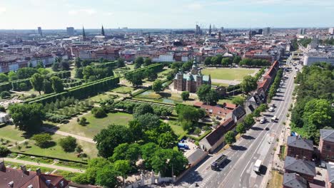 Vista-Aérea-Del-Parque-De-La-Ciudad-De-Copenhague-Y-Del-Castillo-De-Rosenborg,-Punto-De-Referencia-Histórico-Y-Atracción-Turística-En-Dinamarca