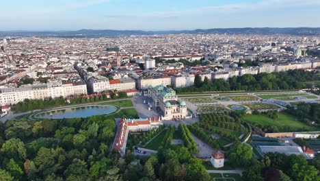 Schloss-Belvedere,-Altes-Museumsgebäude-Und-Garten,-Wien,-Österreich---Vogelperspektive