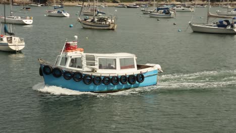 Handkamerafahrt-Eines-Kleinen-Touristischen-Fischerbootes,-Das-In-Den-Hafen-Von-Truro-Fährt