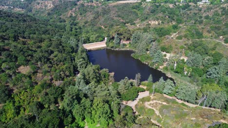 Franklin-Canyon-Park,-Los-Angeles,-aerial-drone
