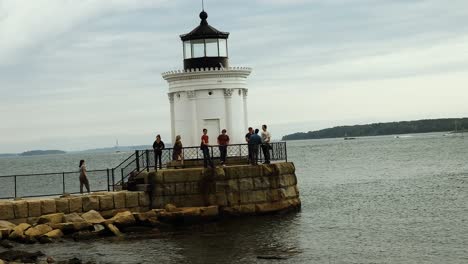 Touristen-Versammeln-Sich-Am-Bug-Lighthouse-In-Portland,-Maine