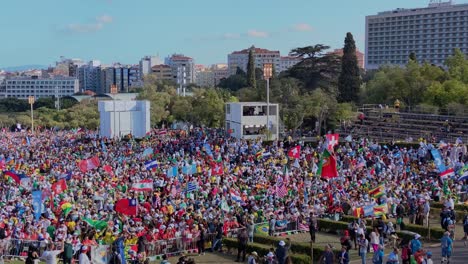 Multitud-De-Jóvenes-Durante-La-Jornada-Mundial-De-La-Juventud-En-Lisboa-En-2023