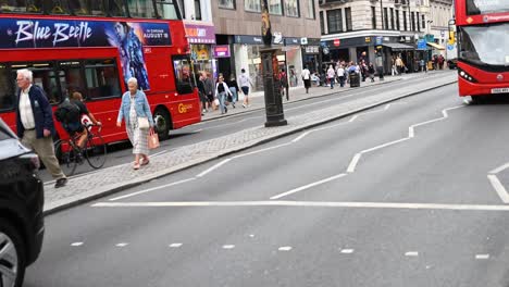 People-crossing-the-road-within-The-Strand,-London,-United-Kingdom
