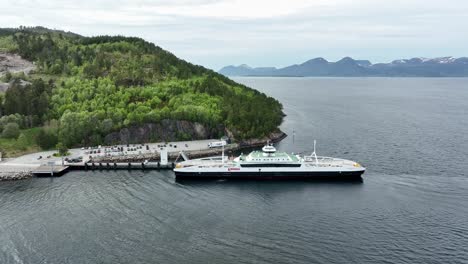 Fähre-Karlsoyfjord,-Die-Von-Molde-Nach-Vestnes-In-Norwegen-Kommt---Luftaufnahme-Der-Ankunft-Der-Schiffe