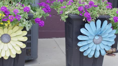 Flower-pots-in-Lansing,-Michigan-Old-Town-district-with-close-up-video-panning-left-to-right