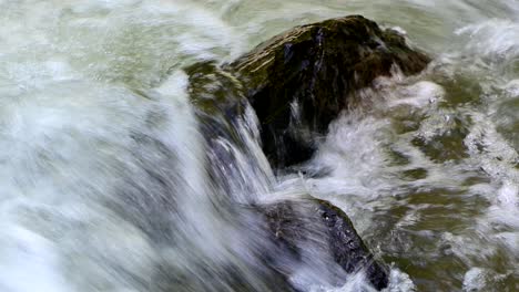 Agua-Rápida-Que-Fluye-Sobre-Las-Rocas