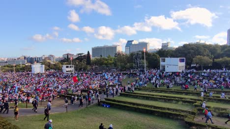 Toma-En-Cámara-Lenta-De-Multitud-De-Jóvenes-En-El-Parque-Eduardo-7-Durante-El-Día-Mundial-De-La-Juventud-En-Lisboa