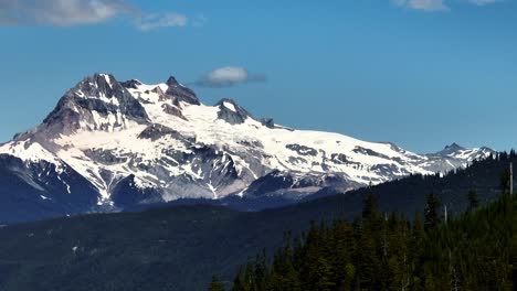 Magnífico-Estratovolcán-Del-Monte-Garibaldi-Que-Revela-Una-Vista-Desde-Los-árboles-En-Silueta-En-Columbia-Británica,-Canadá