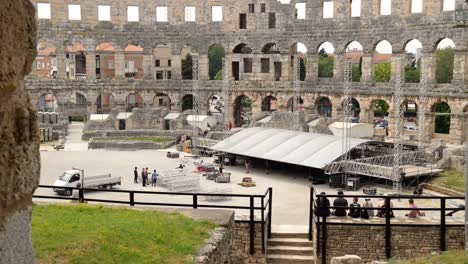 Contratistas-Que-Construyen-Una-Estructura-Para-Un-Evento-Dentro-De-La-Arena-De-Pula