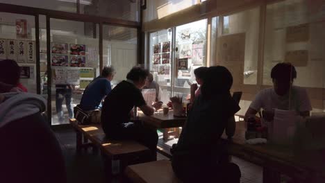 Los-Japoneses-Comen-Dentro-De-Un-Restaurante-Local-De-Pescado-Tradicional-En-Obama-Fukui