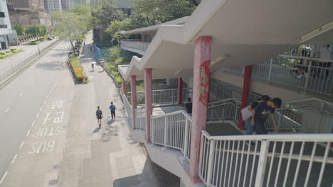 Una-Toma-Fija-Muestra-El-Tranquilo-Paisaje-Urbano-De-Hong-Kong,-Con-Una-Escasa-Presencia-De-Personas-Que-Suben-Y-Bajan-Pacíficamente-Las-Escaleras.