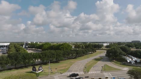 Luftdrohnenansicht,-Schwenk-Von-Rechts-Nach-Links-Vom-Eingang-Zum-Space-Center-Houston-Auf-Der-NASA-Road-1-In-Houston,-Texas