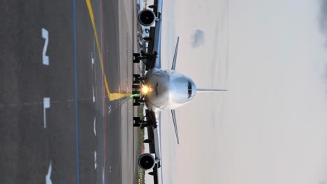 Vertikales-Video-Der-Vorderansicht-Einer-Boeing-B747,-Die-Auf-Dem-Flughafen-Rollt