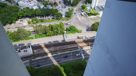Eine-Luftaufnahme-Von-Oben-Zeigt-Die-Lebhafte-Und-Stark-Befahrene-Straßenkreuzung-In-Hongkong