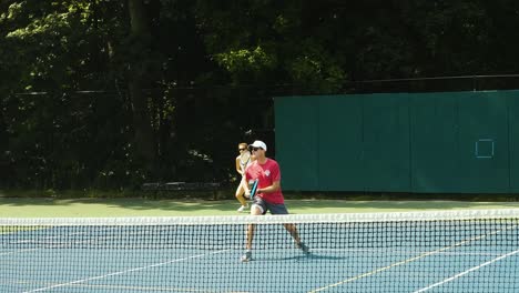 Junge-Frauen-Servieren-Ball-Im-Tennisspiel