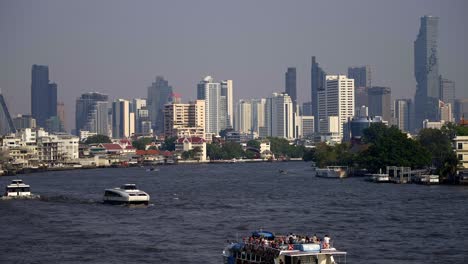 Statische-Aufnahme-Der-Innenstadt-Von-Bangkok-Mit-Touristischen-Expeditionsbooten,-Die-Auf-Dem-Fluss-Unterwegs-Sind