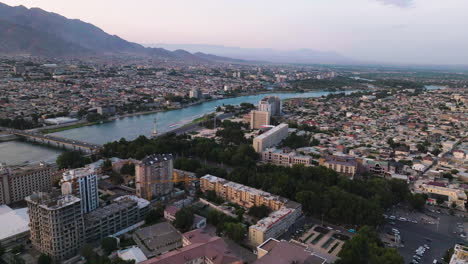 Luftaufnahme-Des-Flusses-Syr-Darja-Zwischen-Der-Stadt-Chudschand-Bei-Sonnenuntergang-In-Tadschikistan