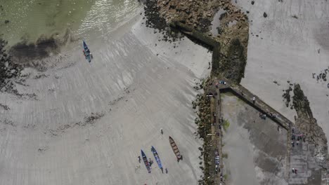 Die-Drohne-Dreht-Sich-über-Dem-Diamond-Von-Ladies-Beach-In-Galway,-Irland-Und-Zeigt-Menschen,-Die-Das-Meer-Betreten