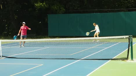 Paar-Spielt-Tennis-In-Portland,-Mir