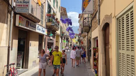 Calles-Concurridas-Del-Casco-Antiguo-De-Sóller-Durante-Las-Vacaciones-De-Verano-En-Mallorca