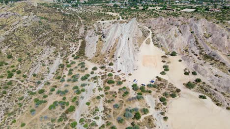 Vasquez-Rocks,-Famoso-Lugar-De-Rodaje-En-Las-Afueras-De-Los-ángeles,-California,-Que-Presenta-Una-Formación-Rocosa-Distinta