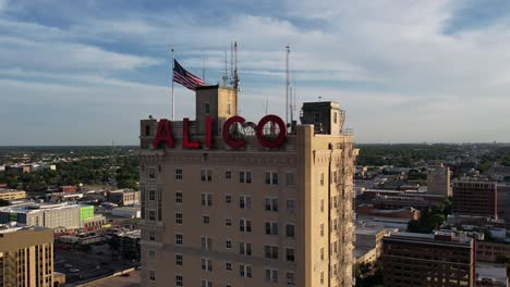 Saca-La-Foto-Del-Dron-Del-Edificio-Alico-En-El-Centro-De-Waco,-Texas,-4k