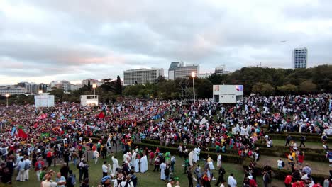 Amplia-Vista-De-La-Multitud-Joven-Ondeando-Banderas-En-Las-Celebraciones-Del-Día-Mundial-De-La-Juventud-En-Lisboa