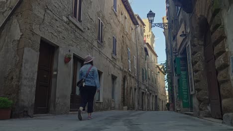Mujer-Viajera-En-Las-Calles-Del-Pueblo-De-Pitigliano-Con-Estructuras-Medievales-En-Toscana,-Italia