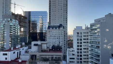 Ein-Wolkenkratzer-Spiegelt-Sich-In-Einem-Anderen-Wolkenkratzer,-Hochhäusern-In-Buenos-Aires