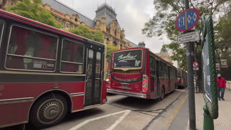 Los-Autobuses-Rojos-Se-Encuentran-En-Un-Atasco,-El-Transporte-Público,-El-Centro-De-Buenos-Aires.