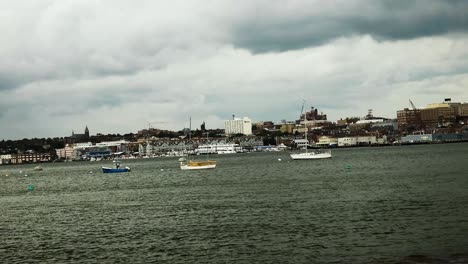 Barcos-En-El-Puerto-De-La-Bahía-De-Casco-Cerca-Del-Parque-Buglight